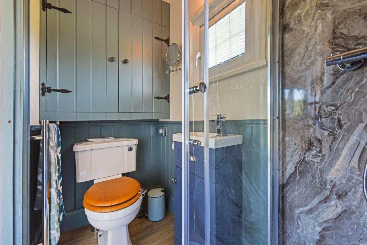 Crabden Shepherd Hut - Blendworth Villa วอเตอร์ลูวิลล์ ภายนอก รูปภาพ