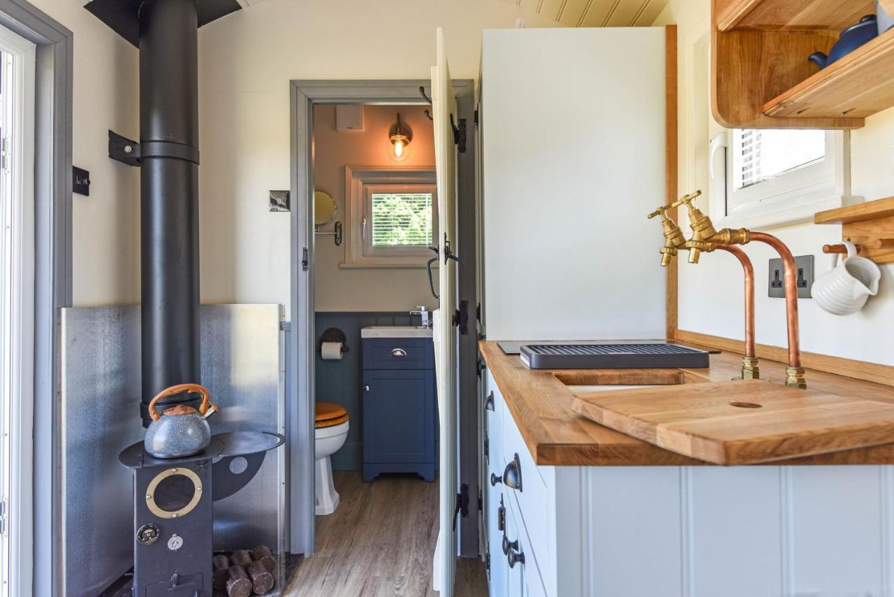 Crabden Shepherd Hut - Blendworth Villa วอเตอร์ลูวิลล์ ภายนอก รูปภาพ