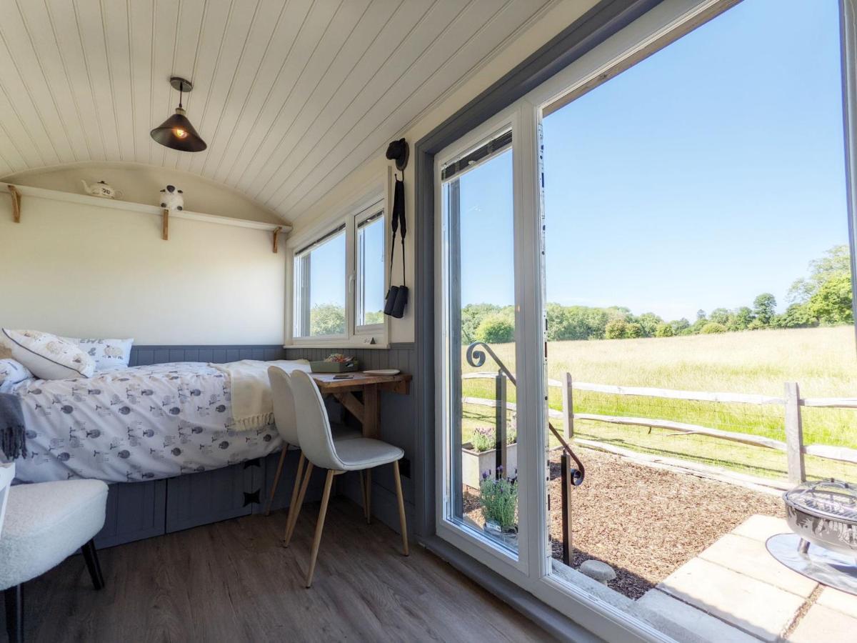 Crabden Shepherd Hut - Blendworth Villa วอเตอร์ลูวิลล์ ภายนอก รูปภาพ