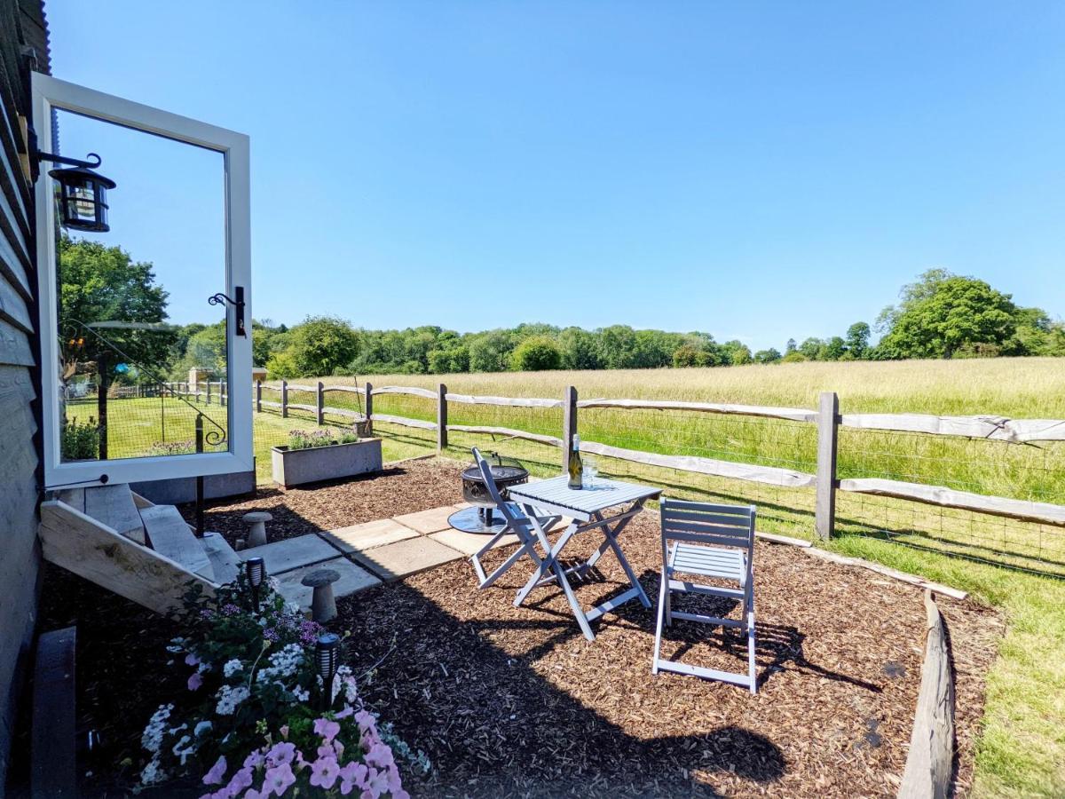 Crabden Shepherd Hut - Blendworth Villa วอเตอร์ลูวิลล์ ภายนอก รูปภาพ